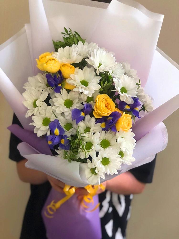 Букет цветов из: Ирисы, Хризантемы и Розы в Величаевском