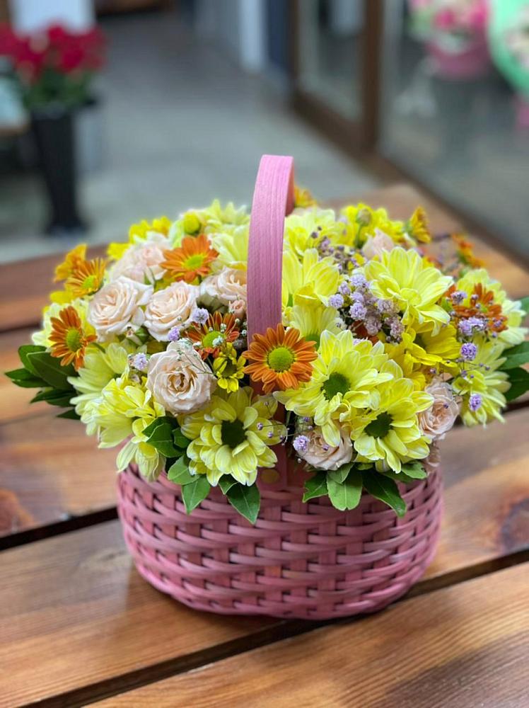 Цветочная композиция из Хризантемы и Розы в корзине в Величаевском
