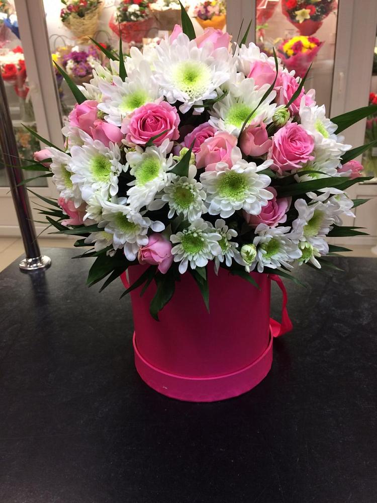 Цветочная композиция из Розы и Хризантемы в шляпной коробке в Величаевском