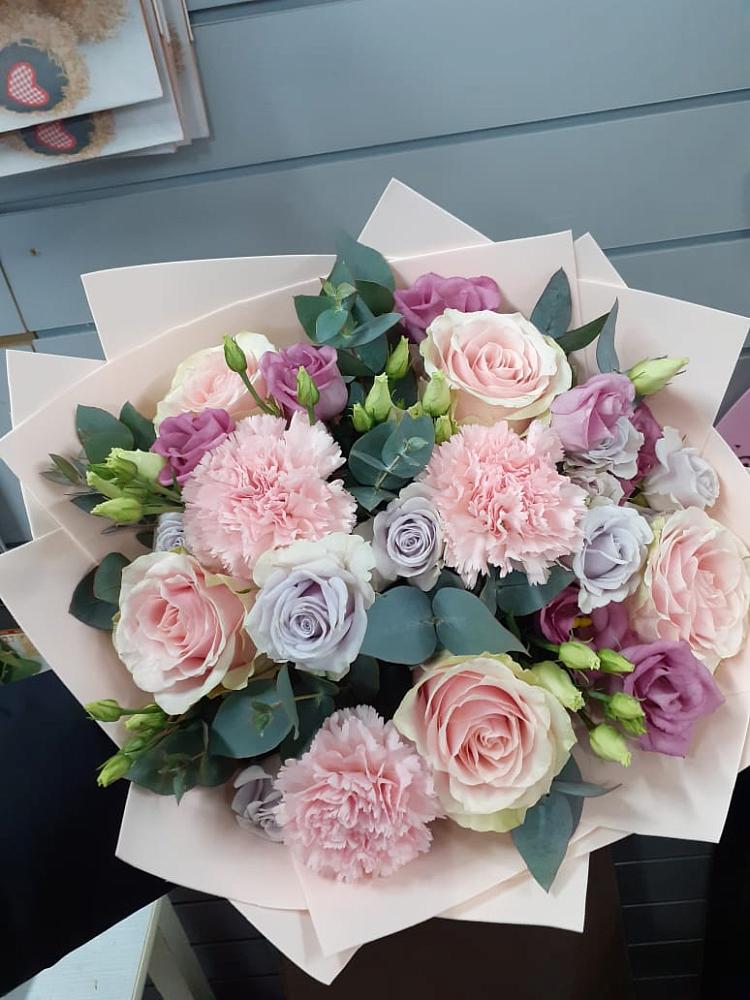 Букет цветов из: Розы, Гвоздики и Лизиантусы в Величаевском