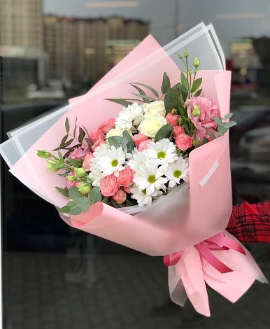 Букет цветов из: Розы, Лизиантусы и Хризантемы в Величаевском