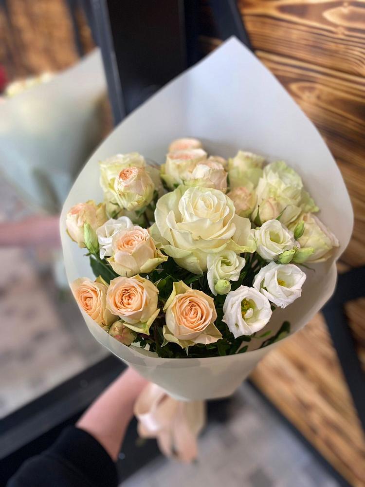 Букет цветов из: Розы и Лизиантусы в Величаевском